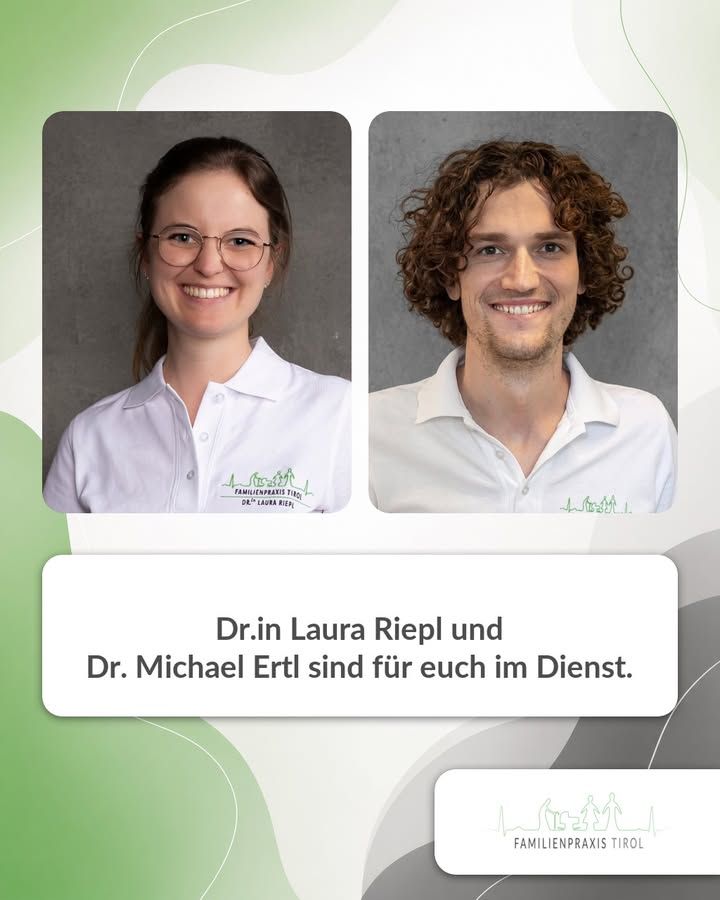 Zwei Porträtfotos nebeneinander, beide in weißen Praxis-Poloshirts vor grauer Wand. Darunter steht: Dr.in Laura Riepl und Dr. Michael Ertl sind für euch im Dienst.