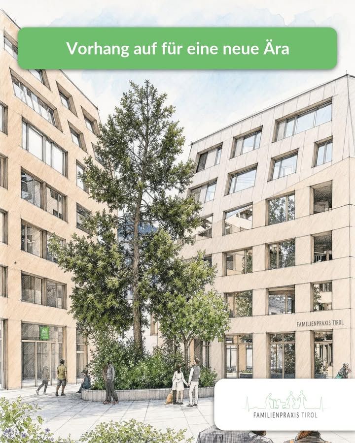 „Vorhang auf für eine neue Ära“ — gezeichnete Ansicht des künftigen Gebäudes: zwei helle Häuserzeilen um einen begrünten Innenhof mit einem großen Baum, davor Menschen auf Sitzstufen. Am Erdgeschoss rechts steht der Schriftzug Familienpraxis Tirol.
