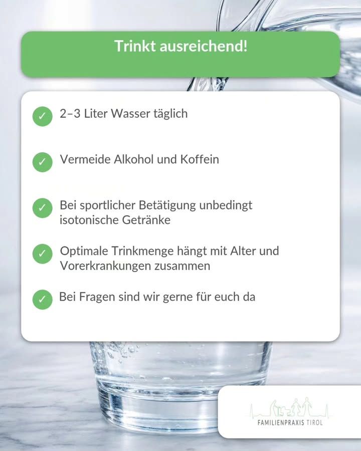 „Trinkt ausreichend!“ über einem Foto, auf dem Wasser aus einer Karaffe in ein Glas gegossen wird. Die Liste mit Häkchen nennt: 2–3 Liter Wasser täglich, Alkohol und Koffein vermeiden, bei sportlicher Betätigung unbedingt isotonische Getränke, die optimale Trinkmenge hängt mit Alter und Vorerkrankungen zusammen, bei Fragen sind wir gerne für euch da.