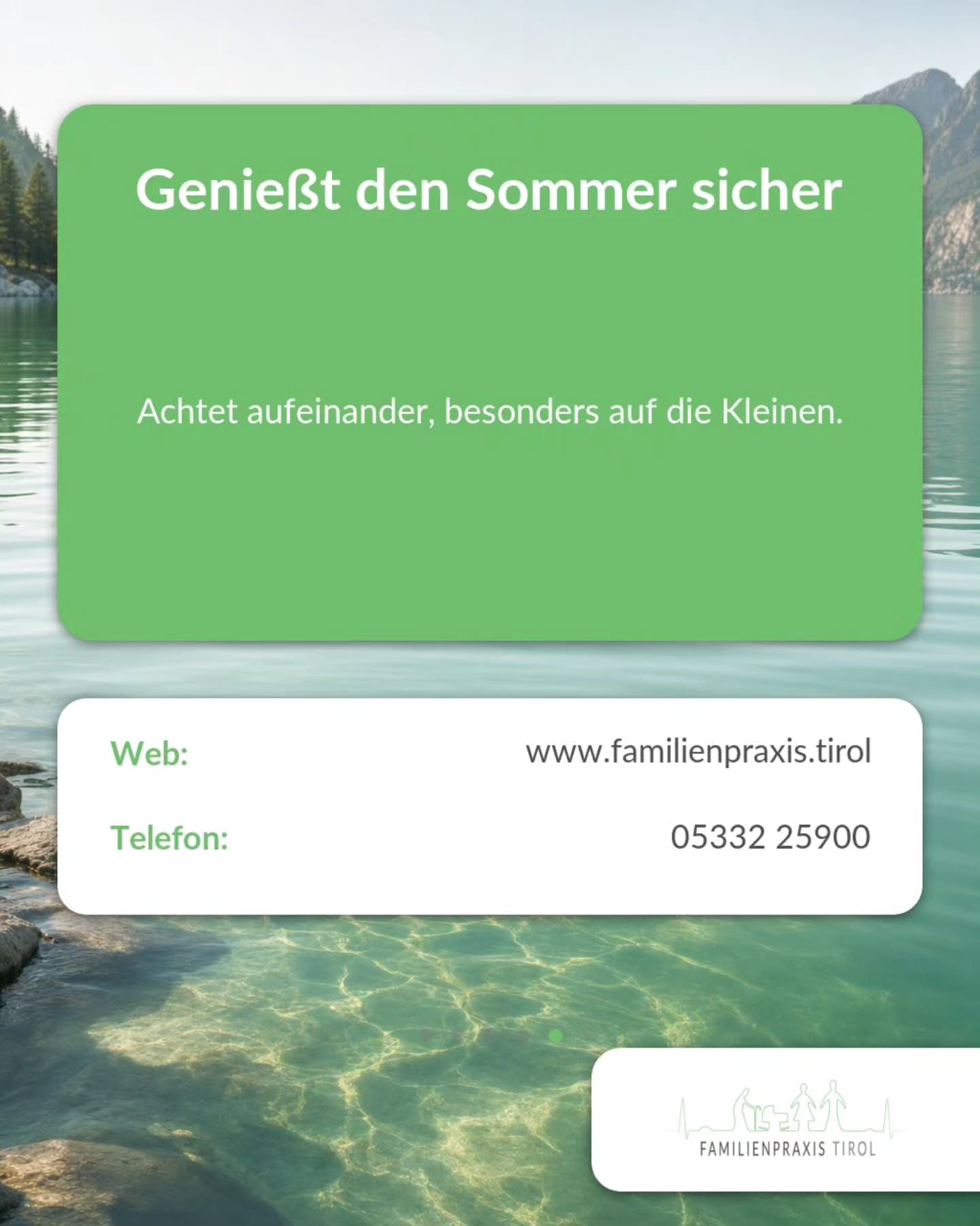 Abschlusskarte „Genießt den Sommer sicher“ vor einem Bergsee mit der Bitte, aufeinander und besonders auf die Kleinen zu achten, darunter Webadresse und Telefonnummer 05332 25900 der Familienpraxis Tirol