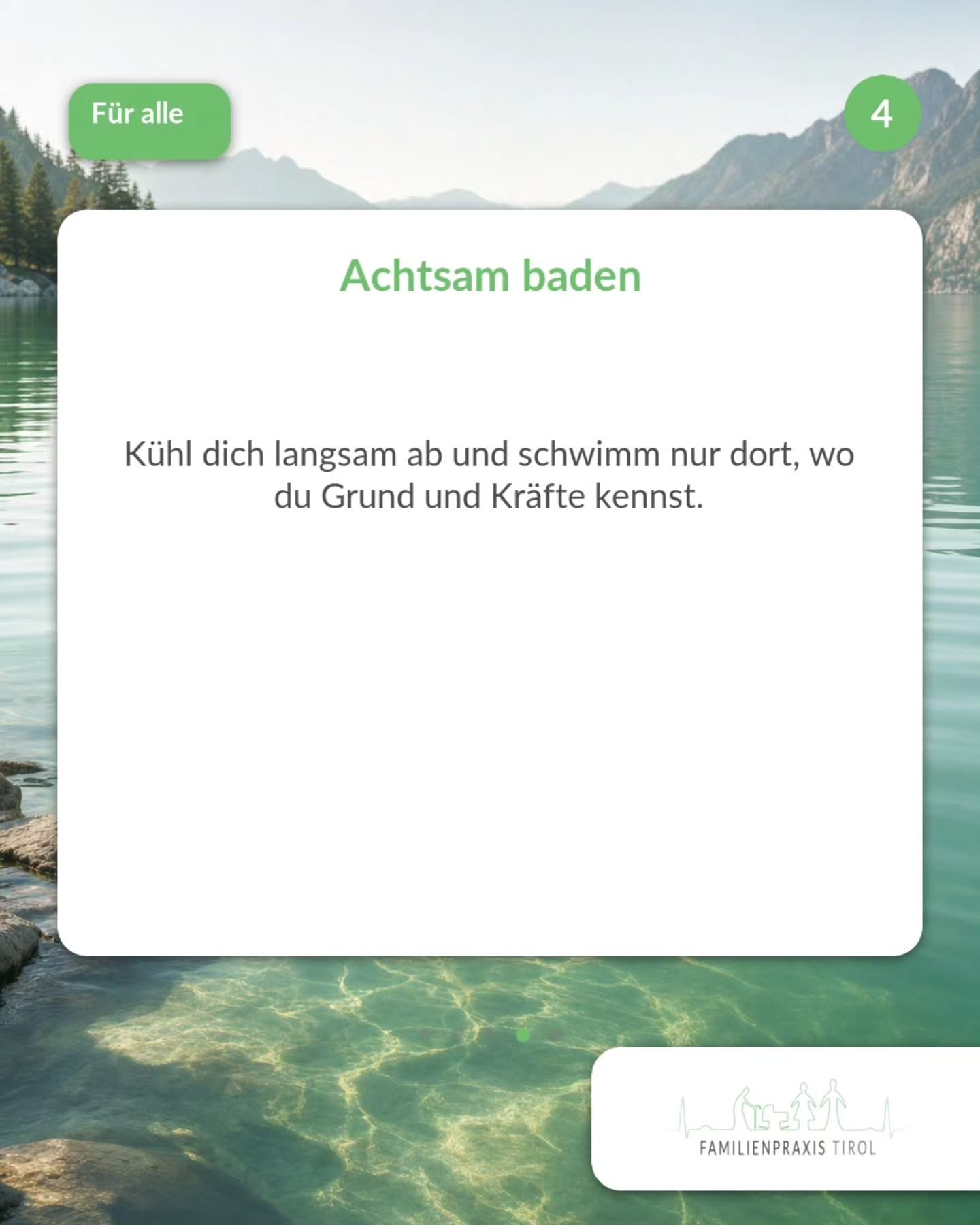 Infokarte „Für alle“ vor einem Bergsee mit der Überschrift „Achtsam baden“: sich langsam abkühlen und nur dort schwimmen, wo man Grund und Kräfte kennt