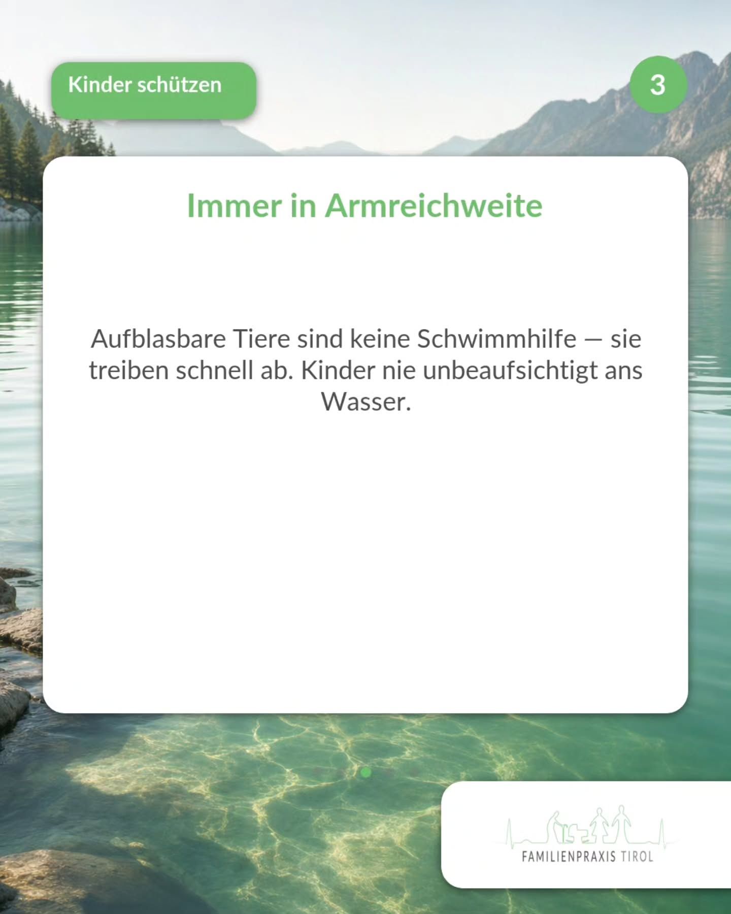 Infokarte „Kinder schützen“ vor einem Bergsee mit der Überschrift „Immer in Armreichweite“: aufblasbare Tiere sind keine Schwimmhilfe und treiben schnell ab, Kinder nie unbeaufsichtigt ans Wasser