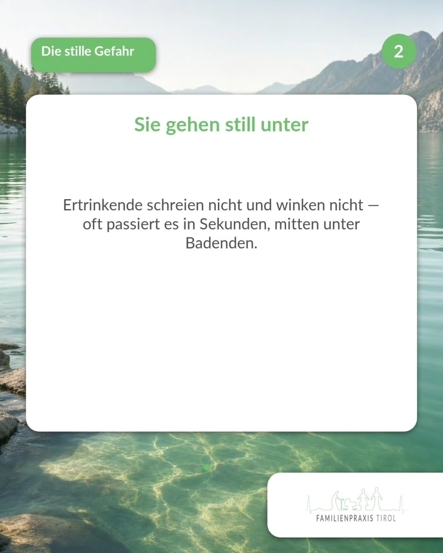 Infokarte „Die stille Gefahr“ vor einem Bergsee mit der Überschrift „Sie gehen still unter“: Ertrinkende schreien nicht und winken nicht, oft passiert es in Sekunden mitten unter Badenden