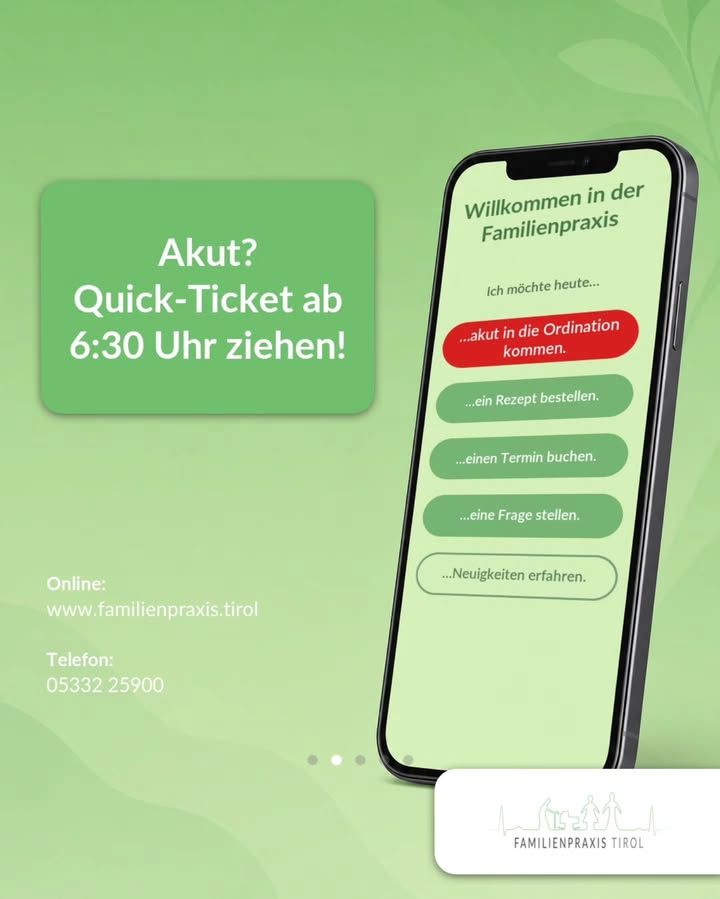 „Akut? Quick-Ticket ab 6:30 Uhr ziehen!" steht in weißer Schrift auf einem grünen Feld links im Bild, der Hintergrund ist hellgrün mit angedeuteten Blattmustern. Darunter die Angaben „Online: www.familienpraxis.tirol" und „Telefon: 05332 25900". Rechts ist ein Smartphone abgebildet, dessen Bildschirm die Startseite mit der Überschrift „Willkommen in der Familienpraxis" zeigt. Darunter steht „Ich möchte heute…" und eine Liste von Schaltflächen: rot hervorgehoben „…akut in die Ordination kommen.", darunter in Grün „…ein Rezept bestellen.", „…einen Termin buchen.", „…eine Frage stellen." sowie weiß umrandet „…Neuigkeiten erfahren.". Unten rechts das Logo der Familienpraxis Tirol mit einer Strichzeichnung von Familienfiguren.