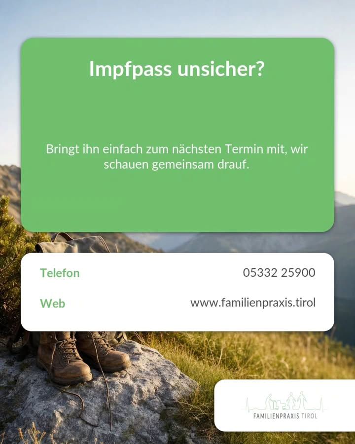 „Impfpass unsicher?“ steht als große weiße Überschrift auf einer grünen Fläche mit abgerundeten Ecken im oberen Bildteil. Darunter in kleinerer weißer Schrift: „Bringt ihn einfach zum nächsten Termin mit, wir schauen gemeinsam drauf.“ Unter der grünen Fläche liegt eine weiße Karte mit Kontaktangaben: links in Grün „Telefon“, rechts „05533 25900“ — genannt ist die Nummer 05332 25900 —, darunter links „Web“ und rechts „www.familienpraxis.tirol“. Im Hintergrund ein Foto: ein olivgrüner Rucksack aus Segeltuch und ein Paar abgetragene braune Wanderschuhe auf einem großen Felsen, ringsum Gras und Bergsträucher, dahinter im warmen Licht Berghänge und heller Himmel. Unten rechts auf weißem Feld eine feine Strichzeichnung von Bergen mit Figuren und der Schriftzug „FAMILIENPRAXIS TIROL“.