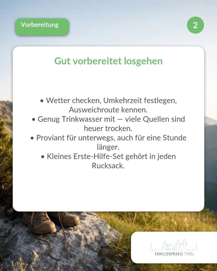 „Gut vorbereitet losgehen" steht als grüne Überschrift auf einer weißen Karte mit abgerundeten Ecken, die den Großteil des Bildes einnimmt. Darunter folgt eine Aufzählung in dunkler Schrift: „Wetter checken, Umkehrzeit festlegen, Ausweichroute kennen.", „Genug Trinkwasser mit — viele Quellen sind heuer trocken.", „Proviant für unterwegs, auch für eine Stunde länger.", „Kleines Erste-Hilfe-Set gehört in jeden Rucksack." Oben links sitzt auf einer grünen Fläche das weiße Wort „Vorbereitung", oben rechts in einem grünen Kreis die Ziffer 2. Im Hintergrund ein Foto: ein Paar abgetragene braune Wanderschuhe auf einem Felsen, ringsum Gras, dahinter im Abendlicht Berghänge und heller Himmel. Unten rechts auf weißem Feld das Logo mit feiner Strichzeichnung von Bergen und Figuren und dem Schriftzug „FAMILIENPRAXIS TIROL".