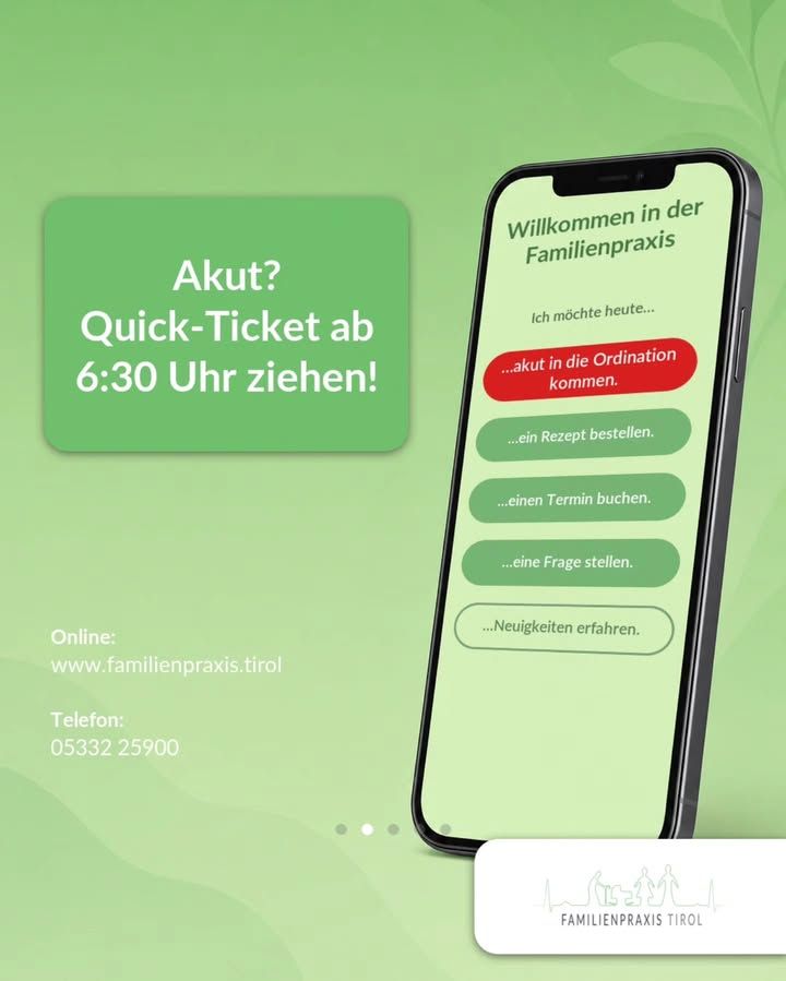 „Akut? Quick-Ticket ab 6:30 Uhr ziehen!" steht in weißer Schrift auf einer abgerundeten grünen Fläche vor hellgrünem Hintergrund mit angedeuteten Blattformen. Darunter die Angaben „Online: www.familienpraxis.tirol" und „Telefon: 05332 25900". Rechts ist ein aufrecht stehendes Smartphone zu sehen, dessen Bildschirm die Startseite der Online-Anmeldung zeigt: Überschrift „Willkommen in der Familienpraxis", darunter „Ich möchte heute…" und mehrere Schaltflächen untereinander – rot hervorgehoben „…akut in die Ordination kommen.", darunter in Grün „…ein Rezept bestellen.", „…einen Termin buchen.", „…eine Frage stellen." und weiß umrandet „…Neuigkeiten erfahren.". Unten rechts auf weißer Fläche das Logo der Familienpraxis Tirol mit einer Strichzeichnung von Personen.