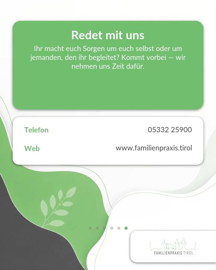 „Redet mit uns“ steht in großer weißer Schrift auf einem grünen Feld im oberen Bildbereich, darunter kleiner: „Ihr macht euch Sorgen um euch selbst oder um jemanden, den ihr begleitet? Kommt vorbei — wir nehmen uns Zeit dafür.“ Darunter eine weiße Karte mit den Kontaktdaten: links in Grün „Telefon“, rechts „05332 25900“, darunter links „Web“ und rechts „www.familienpraxis.tirol“. Der Hintergrund ist hell mit geschwungenen grünen und dunkelgrauen Flächen und zarten Blattmotiven. Unter der Karte sechs Punkte, von denen der letzte hervorgehoben ist, unten rechts auf weißem Feld das Logo der Familienpraxis Tirol mit stilisierten Figuren und Häusern.