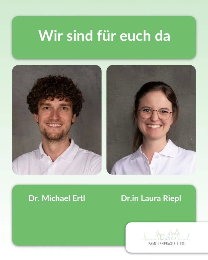 „Wir sind für euch da" steht in einem grünen Balken am oberen Rand. Darunter zwei Porträtfotos nebeneinander vor grauer Wand: links ein Mann mit dunklen Locken, kurzem Bart und weißem Poloshirt, der lächelt; rechts eine Frau mit zurückgebundenem braunem Haar, Brille und weißem Poloshirt, die ebenfalls lächelt. Im grünen Feld darunter die Namen „Dr. Michael Ertl" und „Dr.in Laura Riepl". Unten rechts das Logo der Familienpraxis Tirol mit Strichzeichnung von Erwachsenen, Kindern und einem Hund.