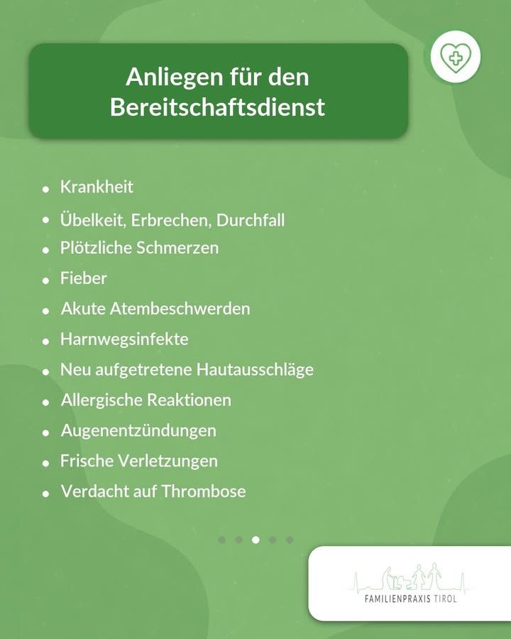 Anliegen für den Bereitschaftsdienst – diese Überschrift steht in weißer Schrift auf einem dunkelgrünen Kasten am oberen Rand, rechts daneben ein weißer Kreis mit Herz- und Kreuz-Symbol. Darunter folgt auf hellgrünem Hintergrund mit angedeuteten Blattformen eine Aufzählung in weißer Schrift: „Krankheit", „Übelkeit, Erbrechen, Durchfall", „Plötzliche Schmerzen", „Fieber", „Akute Atembeschwerden", „Harnwegsinfekte", „Neu aufgetretene Hautausschläge", „Allergische Reaktionen", „Augenentzündungen", „Frische Verletzungen" und „Verdacht auf Thrombose". Unter der Liste zeigen fünf kleine Punkte die Position in der Bilderfolge an, der mittlere ist hervorgehoben. Unten rechts auf weißem Feld das Logo der Familienpraxis Tirol mit Figuren- und Berglinie.
