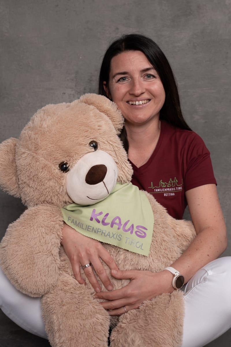 Bettina, Ordinationsassistentin, mit Klaus, Ordinationsmaskottchen