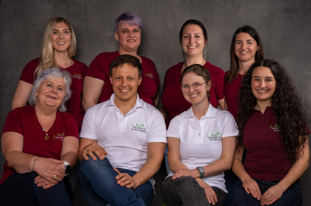 Team der Familienpraxis Tirol.
Hintere Reihe von links, stehend: Lisa, Claudia, Denise, Bettina.
Vordere Reihe von links, sitzend: Karin, Dr. Marco Schönberger, Dr. Laura Riepl, Anna Katharina.
